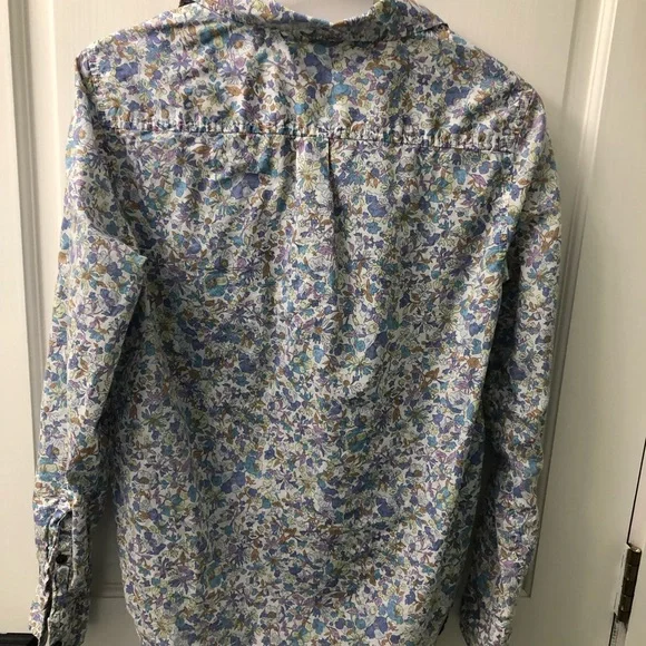 EUC Set of 2 Women’s Button-Up Shirts: 1 Floral and 1 Denim Short-Sleeve - Picture 13 of 16